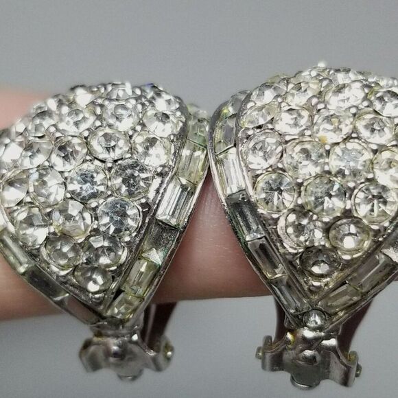 Vintage Kramer of NY Rhinestone Cluster Half Hoop Huggie Clip On Earrings - Picture 5 of 8
